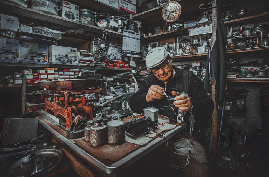 muž opravuje elektroniku v dílně