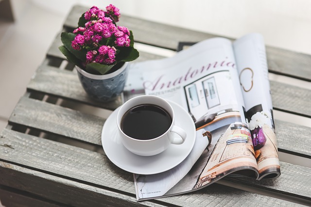 káva a časopis.jpg