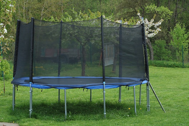 vozík za trampolínou