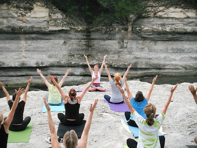 ženy cvičí jógu v přírodě